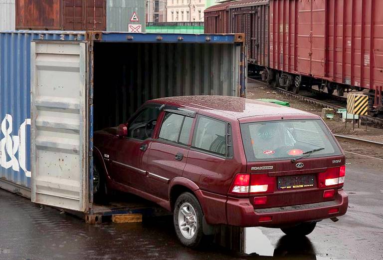 Сколько стоит доставить жд сеткой автомобиль  из Корсакова в Москву